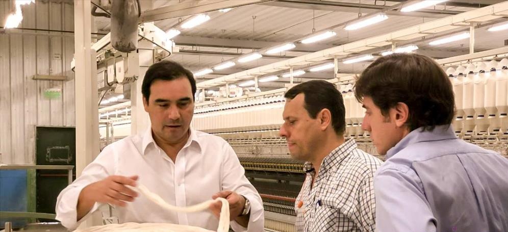Valdés recorrió la planta Tipoití y se mostró optimista respecto del futuro industrial