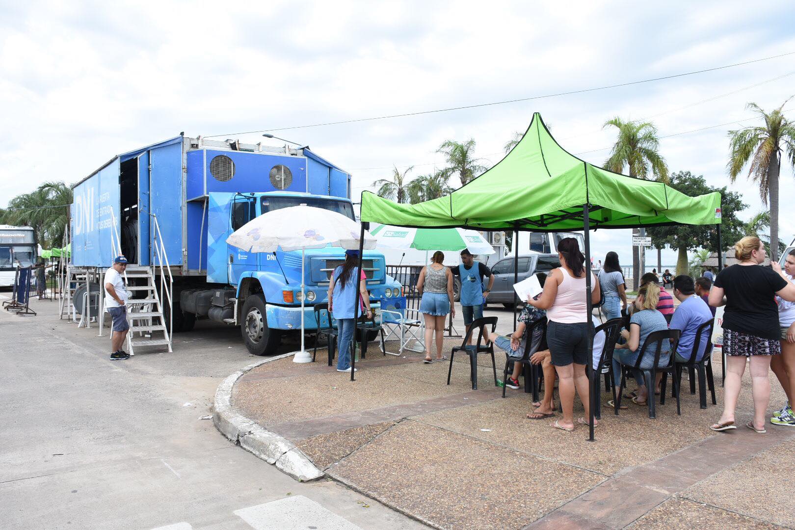 Entre pasaportes y DNI, el camión fábrica realiza unos 400 trámites por día