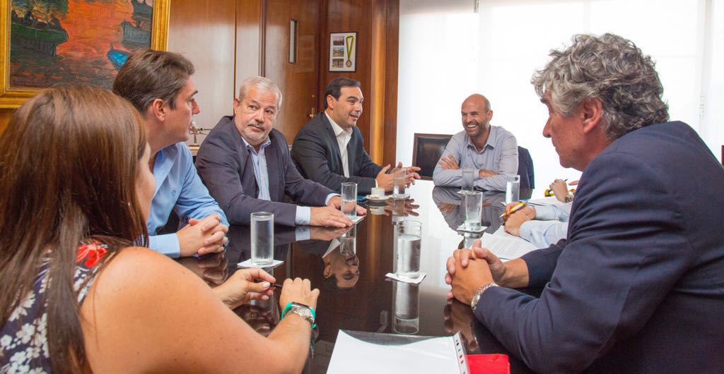 El gobernador Valdés avanzó en gestiones sobre  obras hídricas de infraestructura vial y portuaria