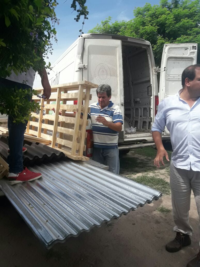 Desarrollo Social ayuda a las familias que sufrieron voladuras de techo