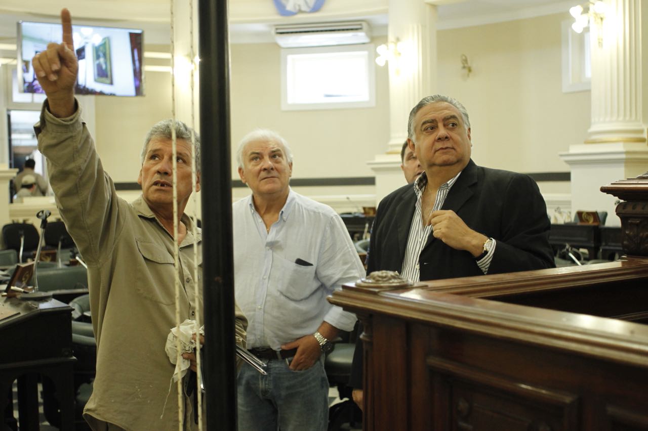 Pedro Cassani en los detalles de la restauración del recinto legislativo