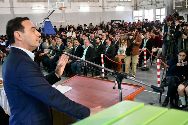 En Bella Vista, Valdés entregó más de 1100 notebooks garantizando la apuesta a la educación pública