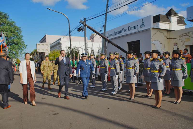 El Gobernador encabezó el desfile cívico militar por la celebración del Bicentenario de Bella Vista