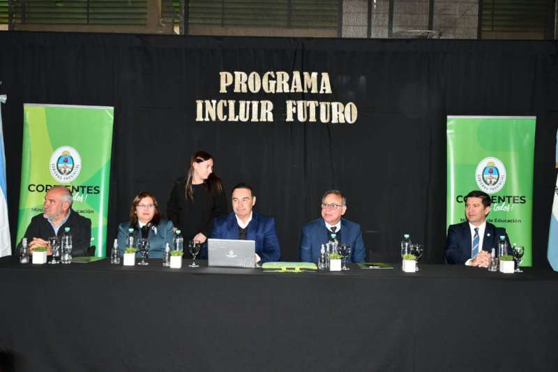 Valdés entregó más de 800 netbooks de Incluir Futuro a alumnos de Capital