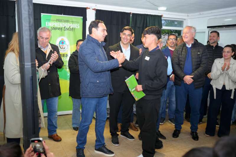 En San Roque, Valdés entregó créditos y bienes de capital a emprendedores